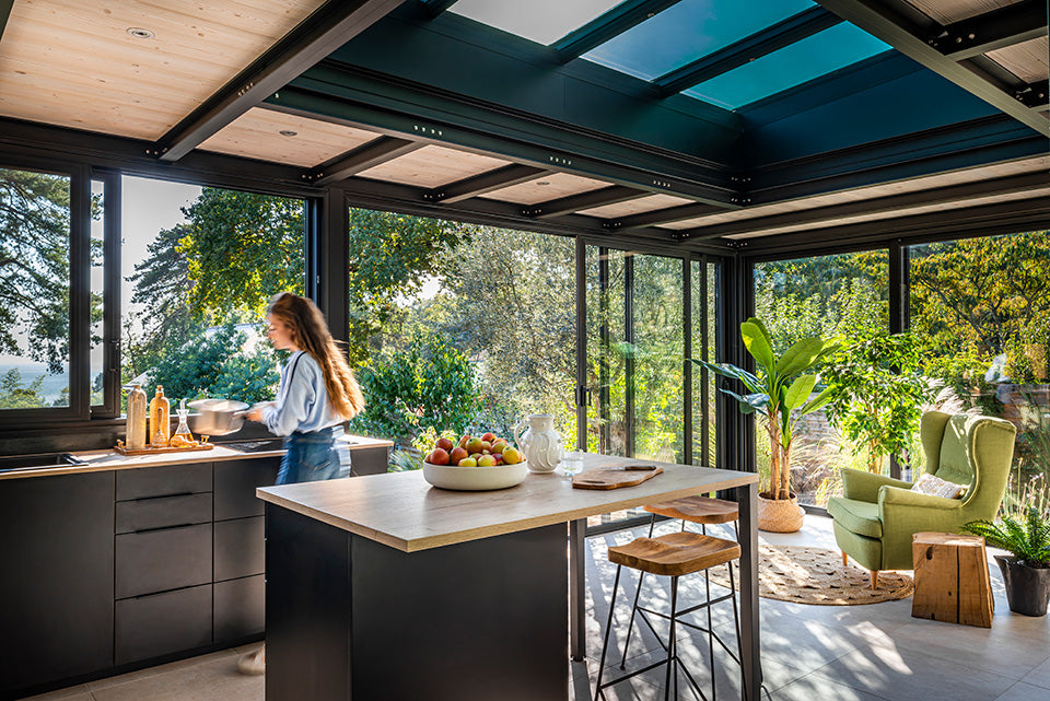Extension de maison en aluminium avec baies vitrées, créée pour agrandir l’espace de vie avec vue sur l’extérieur