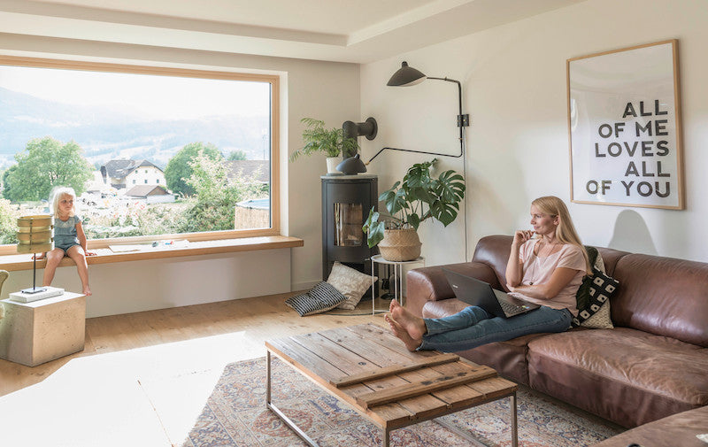 Fenêtres à triple vitrage avec ouvrants modernes, offrant isolation et luminosité dans une pièce à vivre