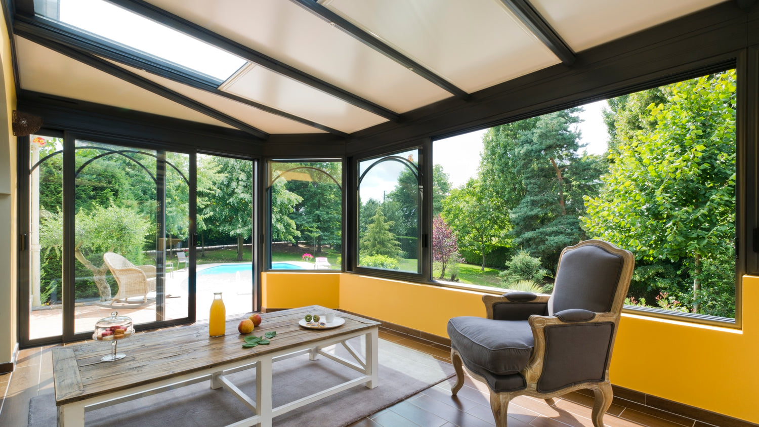 Véranda moderne avec vue piscine vers La Ravoire