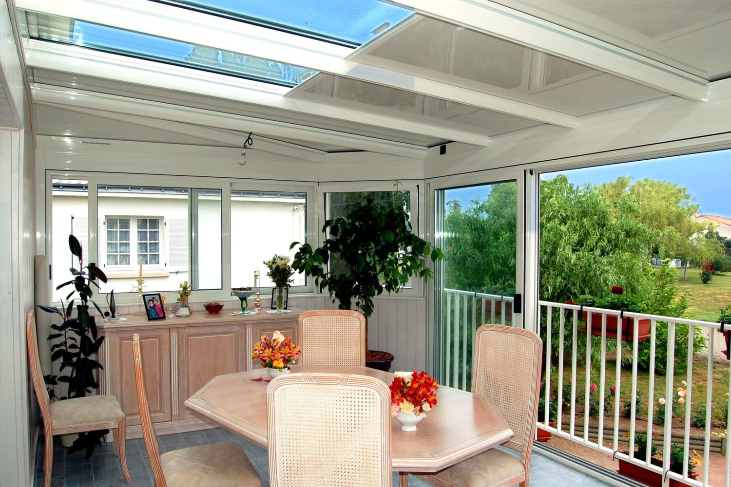 Véranda traditionnelle blanche avec vue sur son jardin vers La Motte‑Servolex