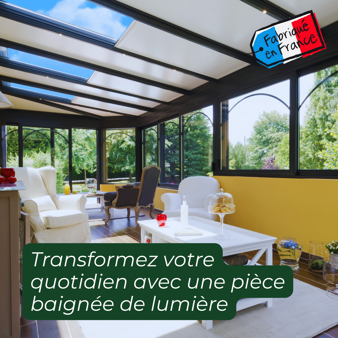 Véranda moderne fabriquée en France avec vue sur jardin et store blanc lumisol integré